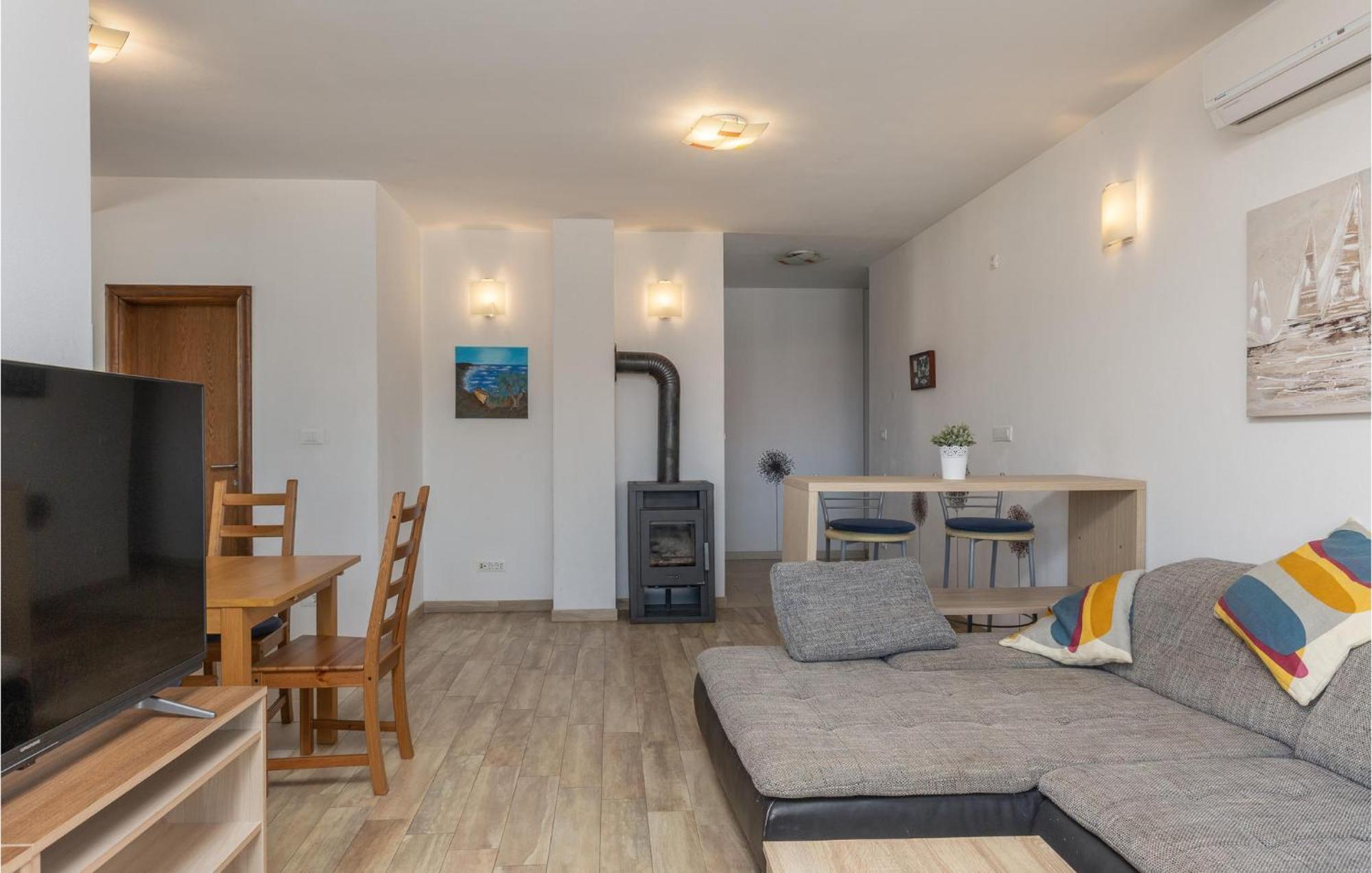 Amazing Apartment In Njivice With Kitchen Exterior photo